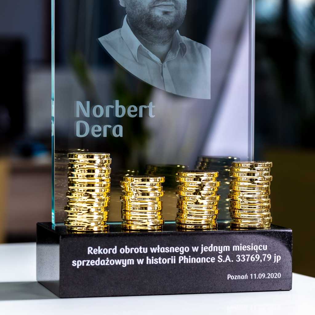 Glass with internal 2D engraving