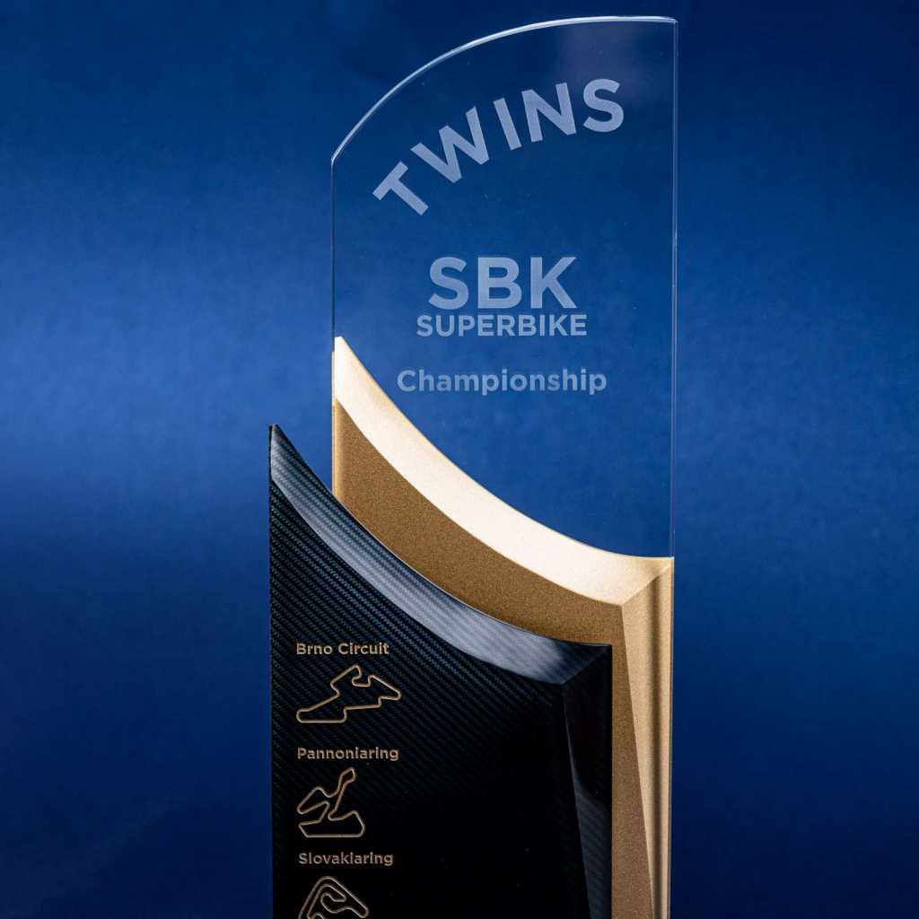 Glass with polished edging and 2D engraving